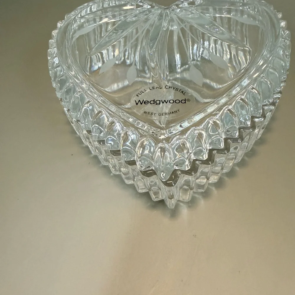 Wedgwood heart-shaped lead crystal trinket box. Full Led Crystal